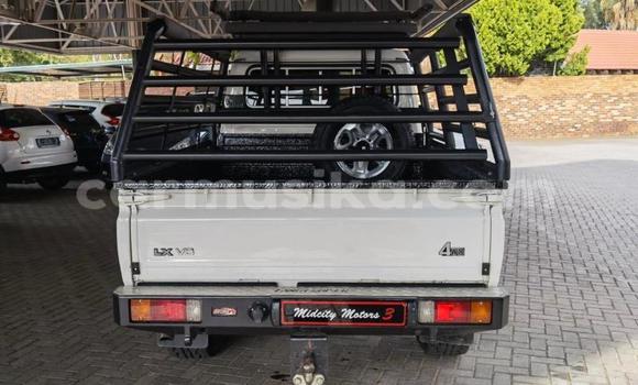 Nunua Ilio tumika Toyota Land Cruiser Nyeupe Gari ndani ya Beitbridge nchini Matabeleland Kusini Nunua Ilio tumika Toyota Land Cruiser Nyeupe Gari ndani ya Beitbridge nchini Matabeleland Kusini