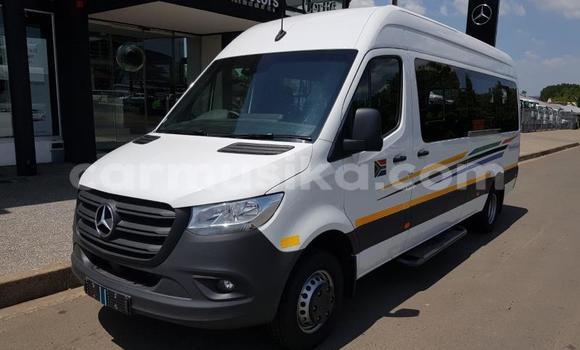 Buy Used Mercedes-Benz GLC 250D White Car in Beitbridge in Matabeleland South Buy Used Mercedes-Benz GLC 250D White Car in Beitbridge in Matabeleland South