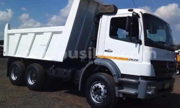 Acheter Occasion Utilitaire Mercedes‒Benz Truck Blanc à Beitbridge, Matabeleland South