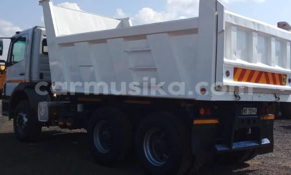 Nunua Ilio tumika Mercedes‒Benz Truck Nyeupe Lori ndani ya Beitbridge nchini Matabeleland Kusini Nunua Ilio tumika Mercedes‒Benz Truck Nyeupe Lori ndani ya Beitbridge nchini Matabeleland Kusini
