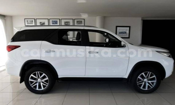 Acheter Occasion Voiture Toyota Fortuner Blanc à Beitbridge, Matabeleland South Acheter Occasion Voiture Toyota Fortuner Blanc à Beitbridge, Matabeleland South