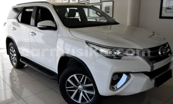 Acheter Occasion Voiture Toyota Fortuner Blanc à Beitbridge, Matabeleland South Acheter Occasion Voiture Toyota Fortuner Blanc à Beitbridge, Matabeleland South