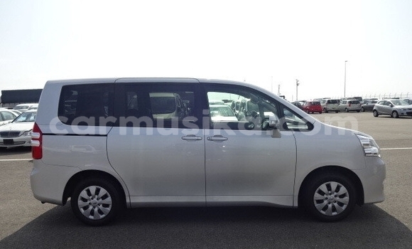 Nunua Ilio tumika Toyota Noah Fedha Gari ndani ya Beitbridge nchini Matabeleland Kusini Nunua Ilio tumika Toyota Noah Fedha Gari ndani ya Beitbridge nchini Matabeleland Kusini