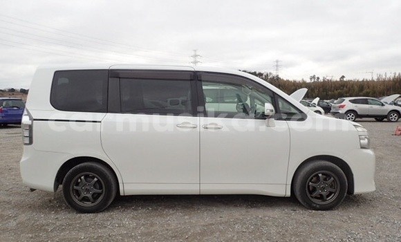 Buy Used Toyota Voxy White Car in Harare in Harare Buy Used Toyota Voxy White Car in Harare in Harare