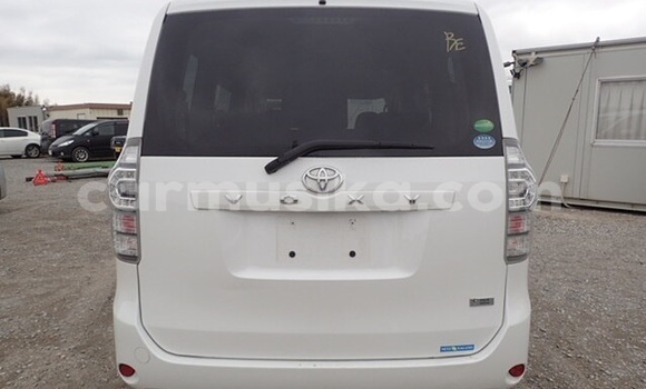 Buy Used Toyota Voxy White Car in Harare in Harare Buy Used Toyota Voxy White Car in Harare in Harare