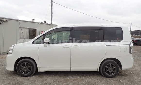 Buy Used Toyota Voxy White Car in Harare in Harare Buy Used Toyota Voxy White Car in Harare in Harare