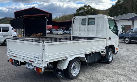 Nunua Ilio tumika Toyota Dyna Nyeupe Lori ndani ya Beitbridge nchini Matabeleland Kusini Nunua Ilio tumika Toyota Dyna Nyeupe Lori ndani ya Beitbridge nchini Matabeleland Kusini