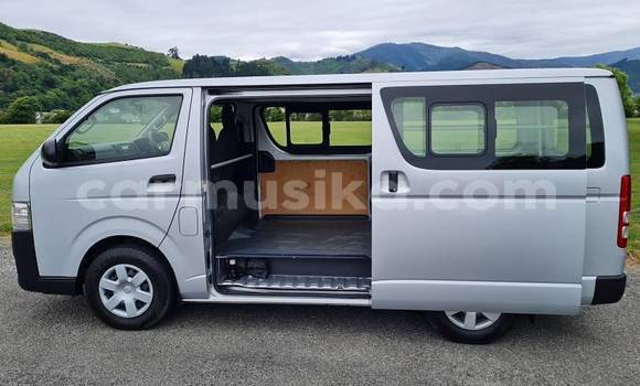 Buy Used Toyota Hiace Silver Car in Beitbridge in Matabeleland South Buy Used Toyota Hiace Silver Car in Beitbridge in Matabeleland South