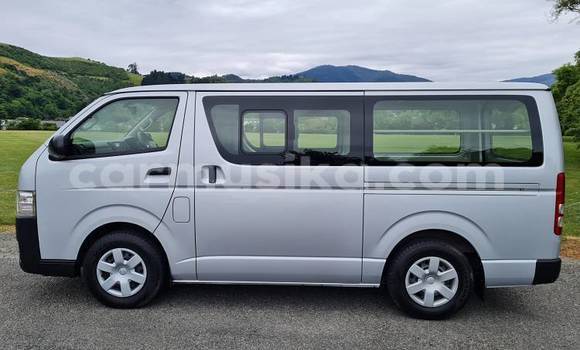 Buy Used Toyota Hiace Silver Car in Beitbridge in Matabeleland South Buy Used Toyota Hiace Silver Car in Beitbridge in Matabeleland South