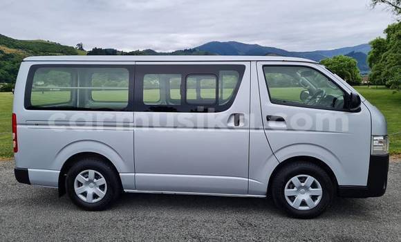 Buy Used Toyota Hiace Silver Car in Beitbridge in Matabeleland South Buy Used Toyota Hiace Silver Car in Beitbridge in Matabeleland South