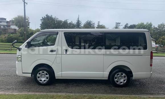 Nunua Ilio tumika Toyota Hiace Nyeupe Gari ndani ya Beitbridge nchini Matabeleland Kusini Nunua Ilio tumika Toyota Hiace Nyeupe Gari ndani ya Beitbridge nchini Matabeleland Kusini