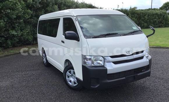Buy Used Toyota Hiace White Car in Beitbridge in Matabeleland South Buy Used Toyota Hiace White Car in Beitbridge in Matabeleland South