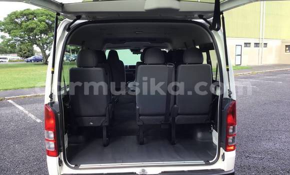 Nunua Ilio tumika Toyota Hiace Nyeupe Gari ndani ya Beitbridge nchini Matabeleland Kusini Nunua Ilio tumika Toyota Hiace Nyeupe Gari ndani ya Beitbridge nchini Matabeleland Kusini