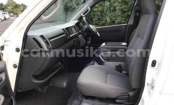 Nunua Ilio tumika Toyota Hiace Nyeupe Gari ndani ya Beitbridge nchini Matabeleland Kusini Nunua Ilio tumika Toyota Hiace Nyeupe Gari ndani ya Beitbridge nchini Matabeleland Kusini