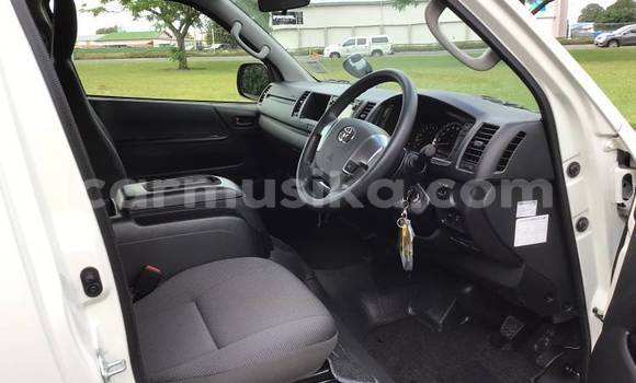 Nunua Ilio tumika Toyota Hiace Nyeupe Gari ndani ya Beitbridge nchini Matabeleland Kusini Nunua Ilio tumika Toyota Hiace Nyeupe Gari ndani ya Beitbridge nchini Matabeleland Kusini