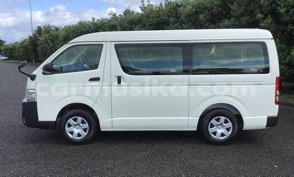 Nunua Ilio tumika Toyota Hiace Nyeupe Gari ndani ya Beitbridge nchini Matabeleland Kusini Nunua Ilio tumika Toyota Hiace Nyeupe Gari ndani ya Beitbridge nchini Matabeleland Kusini