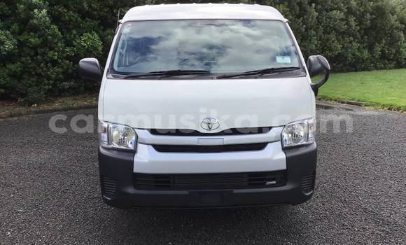 Nunua Ilio tumika Toyota Hiace Nyeupe Gari ndani ya Beitbridge nchini Matabeleland Kusini Nunua Ilio tumika Toyota Hiace Nyeupe Gari ndani ya Beitbridge nchini Matabeleland Kusini