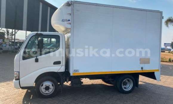 Tenga Tsaru Toyota Dyna Chena Rori in Beitbridge in Matabeleland South Tenga Tsaru Toyota Dyna Chena Rori in Beitbridge in Matabeleland South