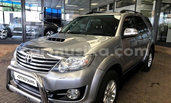 Acheter Occasion Voiture Toyota Fortuner Gris à Beitbridge, Matabeleland South Acheter Occasion Voiture Toyota Fortuner Gris à Beitbridge, Matabeleland South
