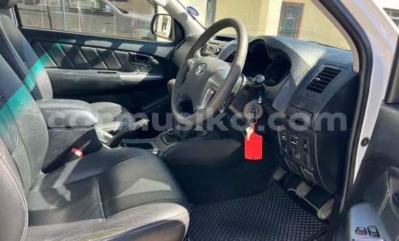 Buy Used Toyota Hilux White Car in Beitbridge in Matabeleland South Buy Used Toyota Hilux White Car in Beitbridge in Matabeleland South