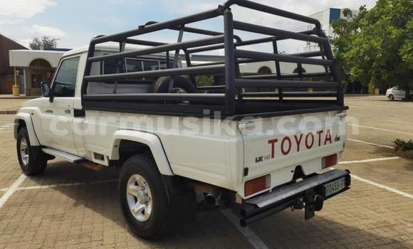 Nunua Ilio tumika Toyota Land Cruiser Nyeupe Gari ndani ya Beitbridge nchini Matabeleland Kusini Nunua Ilio tumika Toyota Land Cruiser Nyeupe Gari ndani ya Beitbridge nchini Matabeleland Kusini