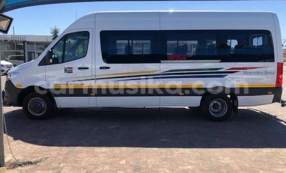 Tenga Tsaru Mercedes‒Benz S–Class Chena Mota in Beitbridge in Matabeleland South Tenga Tsaru Mercedes‒Benz S–Class Chena Mota in Beitbridge in Matabeleland South