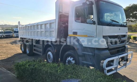 Acheter Occasion Utilitaire Mercedes‒Benz Tipper Blanc à Beitbridge, Matabeleland South