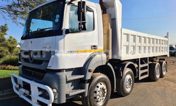 Buy Used Mercedes‒Benz Tipper White Truck in Beitbridge in Matabeleland South Buy Used Mercedes‒Benz Tipper White Truck in Beitbridge in Matabeleland South