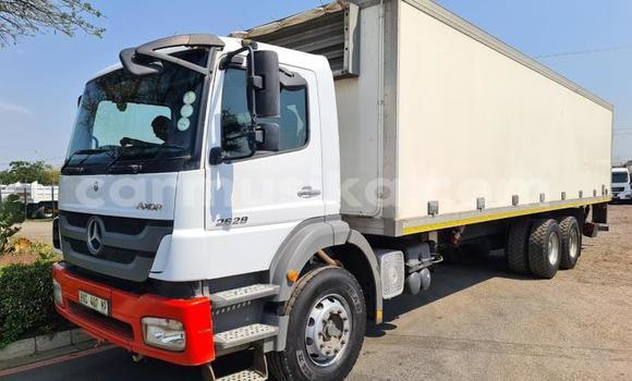 Buy Used Mercedes‒Benz Truck White Truck in Beitbridge in Matabeleland South Buy Used Mercedes‒Benz Truck White Truck in Beitbridge in Matabeleland South