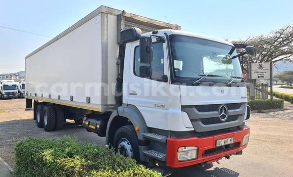 Buy Used Mercedes‒Benz Truck White Truck in Beitbridge in Matabeleland South Buy Used Mercedes‒Benz Truck White Truck in Beitbridge in Matabeleland South