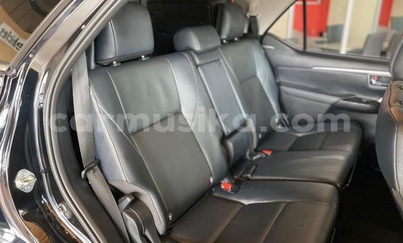 Nunua Ilio tumika Toyota Fortuner Nyeusi Gari ndani ya Beitbridge nchini Matabeleland Kusini Nunua Ilio tumika Toyota Fortuner Nyeusi Gari ndani ya Beitbridge nchini Matabeleland Kusini