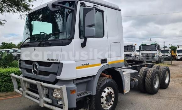 Buy Used Mercedes‒Benz Truck White Truck in Beitbridge in Matabeleland South Buy Used Mercedes‒Benz Truck White Truck in Beitbridge in Matabeleland South