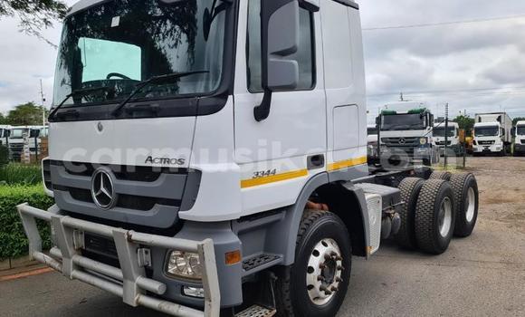 Buy Used Mercedes‒Benz Truck White Truck in Beitbridge in Matabeleland South Buy Used Mercedes‒Benz Truck White Truck in Beitbridge in Matabeleland South