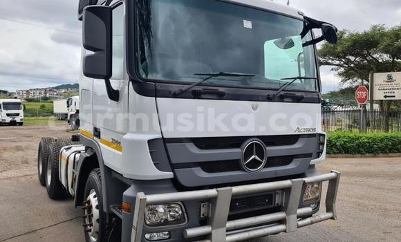 Buy Used Mercedes‒Benz Truck White Truck in Beitbridge in Matabeleland South Buy Used Mercedes‒Benz Truck White Truck in Beitbridge in Matabeleland South