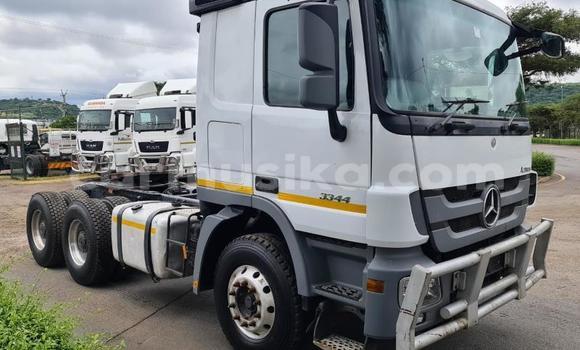 Buy Used Mercedes‒Benz Truck White Truck in Beitbridge in Matabeleland South Buy Used Mercedes‒Benz Truck White Truck in Beitbridge in Matabeleland South