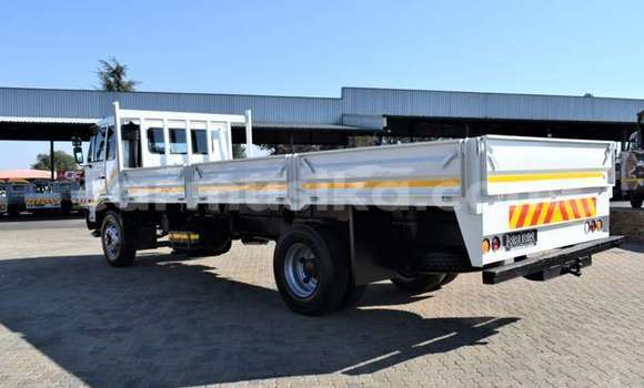 Nunua Ilio tumika Nissan UD Nyeupe Lori ndani ya Beitbridge nchini Matabeleland Kusini Nunua Ilio tumika Nissan UD Nyeupe Lori ndani ya Beitbridge nchini Matabeleland Kusini