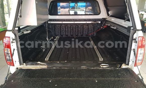 Nunua Ilio tumika Nissan Navara Nyeupe Gari ndani ya Beitbridge nchini Matabeleland Kusini Nunua Ilio tumika Nissan Navara Nyeupe Gari ndani ya Beitbridge nchini Matabeleland Kusini