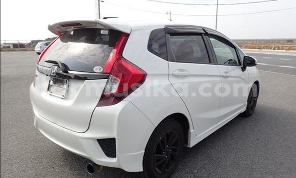 Acheter Occasion Voiture Honda Fit Blanc à Beitbridge, Matabeleland South Acheter Occasion Voiture Honda Fit Blanc à Beitbridge, Matabeleland South