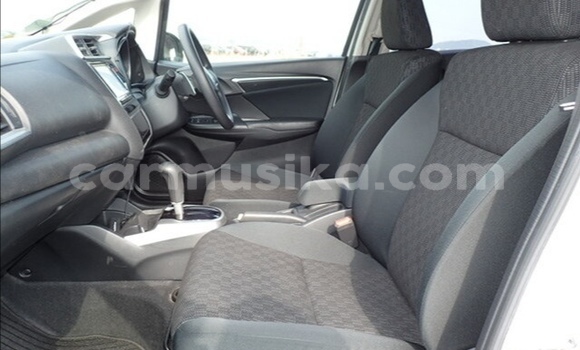 Acheter Occasion Voiture Honda Fit Blanc à Beitbridge, Matabeleland South Acheter Occasion Voiture Honda Fit Blanc à Beitbridge, Matabeleland South