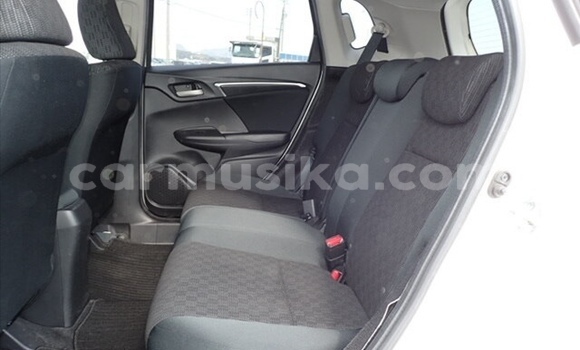 Acheter Occasion Voiture Honda Fit Blanc à Beitbridge, Matabeleland South Acheter Occasion Voiture Honda Fit Blanc à Beitbridge, Matabeleland South