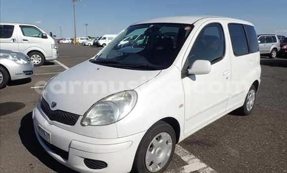 Acheter Occasion Voiture Toyota FunCargo Blanc à Beitbridge, Matabeleland South Acheter Occasion Voiture Toyota FunCargo Blanc à Beitbridge, Matabeleland South