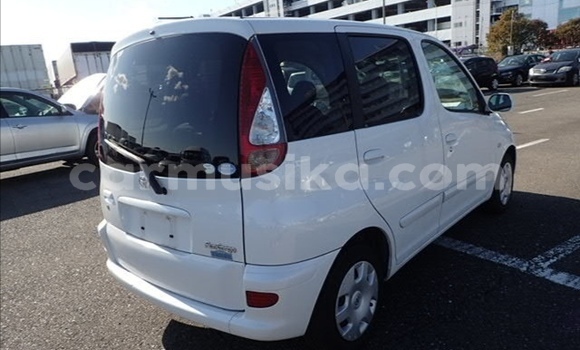 Acheter Occasion Voiture Toyota FunCargo Blanc à Beitbridge, Matabeleland South Acheter Occasion Voiture Toyota FunCargo Blanc à Beitbridge, Matabeleland South