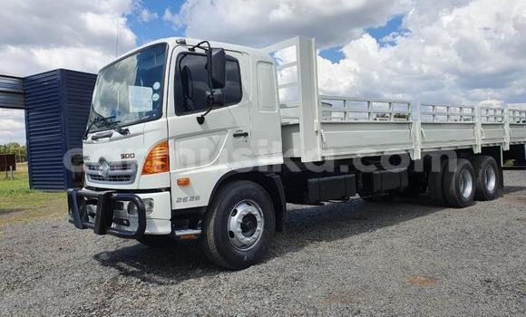 Buy Used Hino 300 White Truck in Beitbridge in Matabeleland South Buy Used Hino 300 White Truck in Beitbridge in Matabeleland South