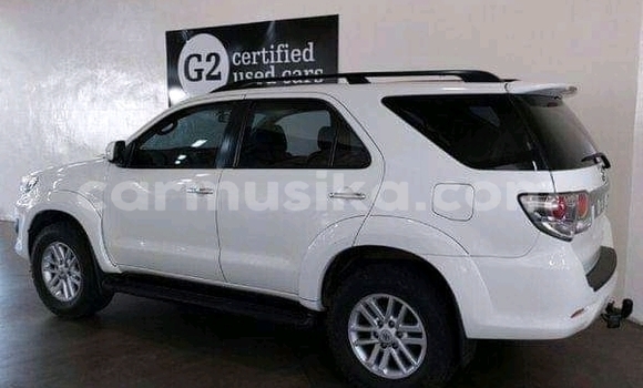Acheter Occasion Voiture Toyota Fortuner Blanc à Beitbridge, Matabeleland South Acheter Occasion Voiture Toyota Fortuner Blanc à Beitbridge, Matabeleland South