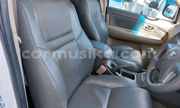 Acheter Occasion Voiture Toyota Fortuner Blanc à Beitbridge, Matabeleland South Acheter Occasion Voiture Toyota Fortuner Blanc à Beitbridge, Matabeleland South