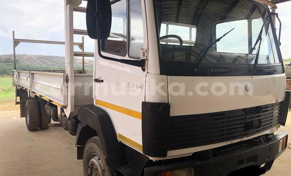 Buy Used Mercedes‒Benz Truck White Truck in Beitbridge in Matabeleland South Buy Used Mercedes‒Benz Truck White Truck in Beitbridge in Matabeleland South
