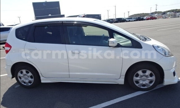 Acheter Occasion Voiture Honda Fit Blanc à Beitbridge, Matabeleland South Acheter Occasion Voiture Honda Fit Blanc à Beitbridge, Matabeleland South