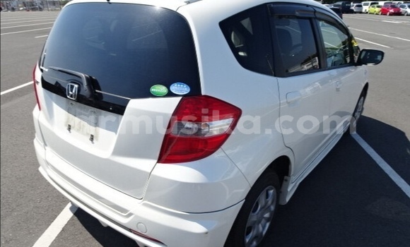 Acheter Occasion Voiture Honda Fit Blanc à Beitbridge, Matabeleland South Acheter Occasion Voiture Honda Fit Blanc à Beitbridge, Matabeleland South