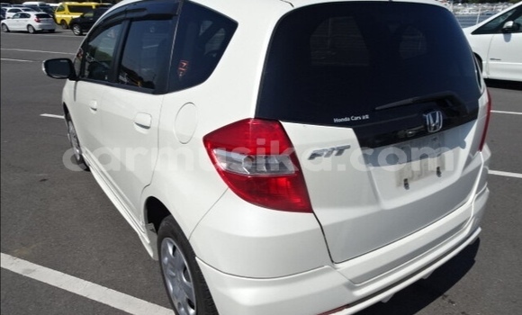 Acheter Occasion Voiture Honda Fit Blanc à Beitbridge, Matabeleland South Acheter Occasion Voiture Honda Fit Blanc à Beitbridge, Matabeleland South