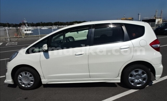 Acheter Occasion Voiture Honda Fit Blanc à Beitbridge, Matabeleland South Acheter Occasion Voiture Honda Fit Blanc à Beitbridge, Matabeleland South